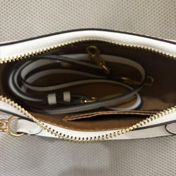 Coach Elegant White Shoulder Bag with Gold Chain - Picture 6 of 6